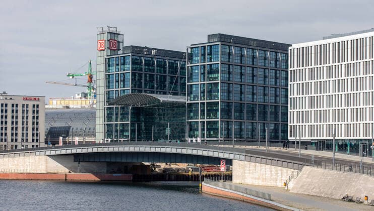 Coronavirus in Berlin Berlin, 01.04.2020, Hauptbahnhof. Wegen des Coronavirus zeigt sich der Vorplatz vor dem Bahnhof ungewoehnlich Menschenleer. Auf der Strasse ist kaum Verkehr. Berlin Berlin Deutschland Hauptbahnhof