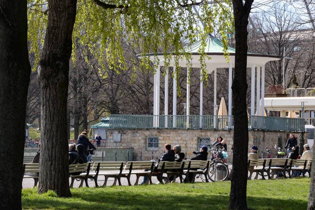 Hannover, 01.04.2020, Corona-Krise, Wetter, die Hannoverana halten Abstand ein, wie hier am Maschsee,