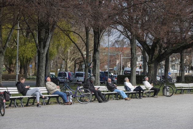 Hannover, 01.04.2020, Corona-Krise, Wetter, die Hannoverana halten Abstand ein, wie hier am Maschsee,