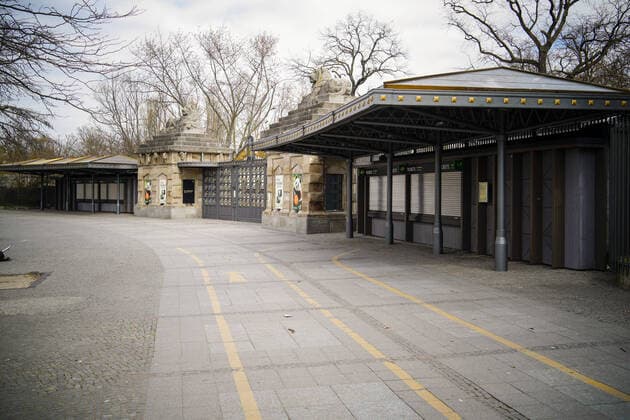 01.04.2020,Berlin,Deutschland,GER,die Stadt in Zeiten der Corona Pandemie. Zoologischer Garten Berlin. Eingang Hardenbergplatz. Gut 20.000 Tiere aus knapp 1.300 Arten leben im 33 Hektar großen Areal. Als Vorsichtsmaßnahme zur Eindämmung von Infektionen durch das Coronavirus bleiben Zoo und Aquarium Berlin bis auf Weiteres geschlossen.