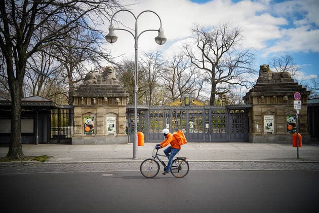 01.04.2020,Berlin,Deutschland,GER,die Stadt in Zeiten der Corona Pandemie. Zoologischer Garten Berlin. Eingang Hardenbergplatz. Gut 20.000 Tiere aus knapp 1.300 Arten leben im 33 Hektar großen Areal. Als Vorsichtsmaßnahme zur Eindämmung von Infektionen durch das Coronavirus bleiben Zoo und Aquarium Berlin bis auf Weiteres geschlossen.Lieferando