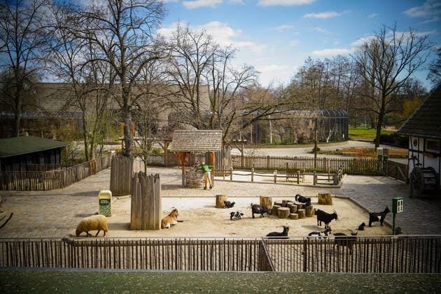 News Bilder des Tages 01.04.2020,Berlin,Deutschland,GER,die Stadt in Zeiten der Corona Pandemie. Zoologischer Garten Berlin. Eingang Hardenbergplatz. Gut 20.000 Tiere aus knapp 1.300 Arten leben im 33 Hektar großen Areal. Als Vorsichtsmaßnahme zur Eindämmung von Infektionen durch das Coronavirus bleiben Zoo und Aquarium Berlin bis auf Weiteres geschlossen. Zu sehen ist der Streichelzoo