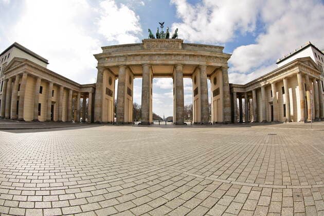 01.04.2020, Berlin, Deutschland - Corona-Krise. Foto: Das Brandenburger Tor, wo sich sonst viele Touristen tummeln, jetzt Menschenleer.