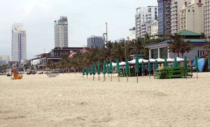 (200401) -- HANOI, April 1, 2020 (Xinhua) -- Photo taken on April 1, 2020 shows restaurants and shops closed off at a beach in Vietnam s central city of Da Nang. Vietnamese Prime Minister Nguyen Xuan Phuc signed a decree on Wednesday to declare COVID-19 a nationwide epidemic in Vietnam, according to the country s government website. (VNA Handout via Xinhua) VIETNAM-COVID-19-EPIDEMIC 