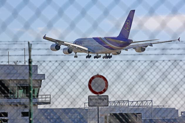 Coronavirus Angst, Auswirkungen wegen des Coronavirus (Covid-19), die Reisebranche, Fluggesellschaften in der Coronakrise, ein Flugzeug der Thai Airways International Airbus A380-841 Kennung HS-TUC landet auf dem Flughafen Frankfurt a.M., im Vordergrund ein Verkehrsschild, Durchfahrt verboten, Verbot fuer Fahrzeuge aller Art, Berechtigte frei Flughafen Frankfurt a.M. am 01.04.2020 in Frankfurt a.M. Deutschland.