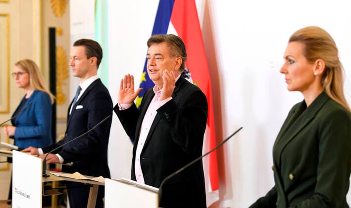 Wien 01.04.2020, Bundeskanzleramt, Wien, AUT, Akutelle Entwicklungen zur Coronaerkrankung in Oesterreich, Pressekonferenz zum Thema, Massnahmen zur Sicherung von Standort und Beschaeftigung, im Bild (v.l.) Wirtschaftsministerin Margarete Schramboeck (OeVP), Finanzminister Gernot Bluemel (OeVP), Vizekanzler Werner Kogler (G) und Arbeitsministerin Christine Aschbacher (OeVP) during a press conference of Austrian Goverment on the subject, measures to secure location and employmentabout the Coronavirus Pandemie. Bundeskanzleramt in Wien, Austria on 2020 04 01.