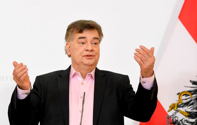 Wien 01.04.2020, Bundeskanzleramt, Wien, AUT, Akutelle Entwicklungen zur Coronaerkrankung in Oesterreich, Pressekonferenz zum Thema, Massnahmen zur Sicherung von Standort und Beschaeftigung, im Bild Vizekanzler Werner Kogler (G) during a press conference of Austrian Goverment on the subject, measures to secure location and employmentabout the Coronavirus Pandemie. Bundeskanzleramt in Wien, Austria on 2020 04 01.