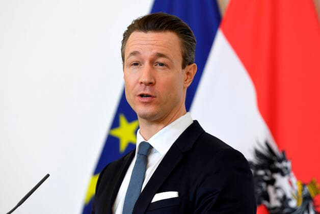 Wien 01.04.2020, Bundeskanzleramt, Wien, AUT, Akutelle Entwicklungen zur Coronaerkrankung in Oesterreich, Pressekonferenz zum Thema, Massnahmen zur Sicherung von Standort und Beschaeftigung, im Bild Finanzminister Gernot Bluemel (OeVP) during a press conference of Austrian Goverment on the subject, measures to secure location and employmentabout the Coronavirus Pandemie. Bundeskanzleramt in Wien, Austria on 2020 04 01.
