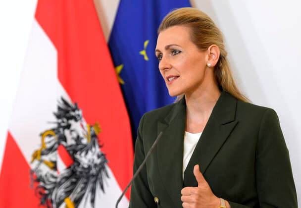 Wien 01.04.2020, Bundeskanzleramt, Wien, AUT, Akutelle Entwicklungen zur Coronaerkrankung in Oesterreich, Pressekonferenz zum Thema, Massnahmen zur Sicherung von Standort und Beschaeftigung, im Bild Arbeitsministerin Christine Aschbacher (OeVP) during a press conference of Austrian Goverment on the subject, measures to secure location and employmentabout the Coronavirus Pandemie. Bundeskanzleramt in Wien, Austria on 2020 04 01.