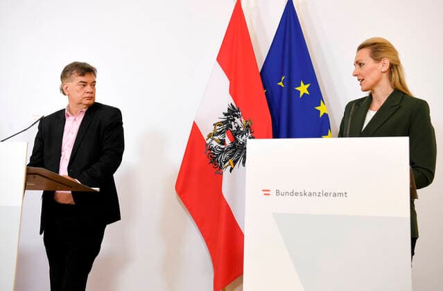 Wien 01.04.2020, Bundeskanzleramt, Wien, AUT, Akutelle Entwicklungen zur Coronaerkrankung in Oesterreich, Pressekonferenz zum Thema, Massnahmen zur Sicherung von Standort und Beschaeftigung, im Bild (v.l.) Vizekanzler Werner Kogler (G) und Arbeitsministerin Christine Aschbacher (OeVP) during a press conference of Austrian Goverment on the subject, measures to secure location and employmentabout the Coronavirus Pandemie. Bundeskanzleramt in Wien, Austria on 2020 04 01.