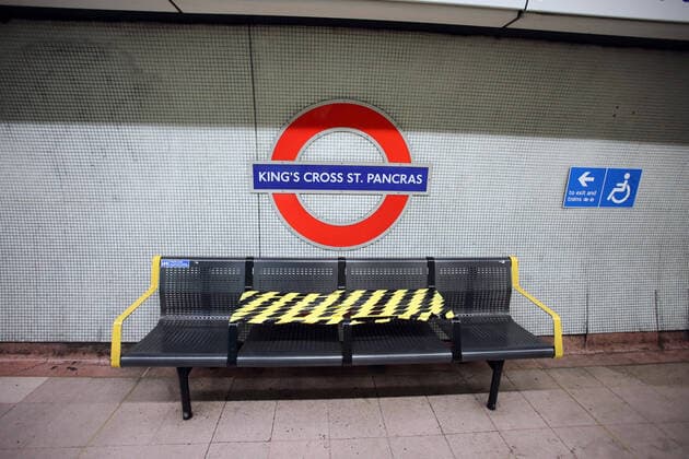 News Bilder des Tages Day Nine of Lockdown in London. A bench with social distancing measures at Kings Cross underground station. The country is on lockdown due to the COVID-19 Coronavirus pandemic. People are not allowed to leave home except for minimal food shopping, medical treatment, exercise - once a day, and essential work. COVID-19 Coronavirus lockdown, London, UK, on April 1, 2020 