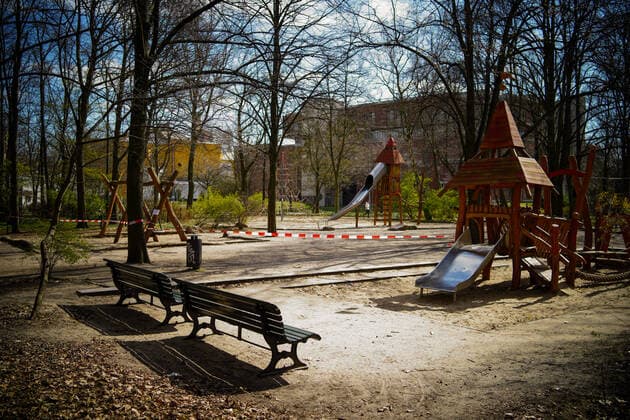 01.04.2020,Berlin,Deutschland,GER,die Stadt in Zeiten der Corona Pandemie. Spielplatz an der Luiseninsel im Großen Tiergarten.Sämtliche Spielplätze der Stadt sind bis auf weiteres geschlossen.
