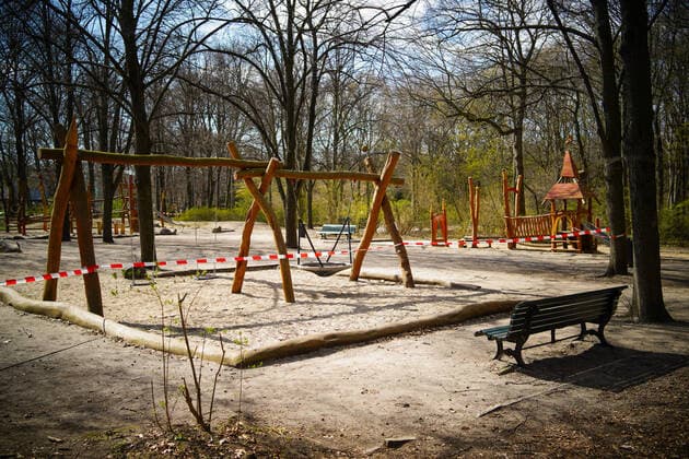 01.04.2020,Berlin,Deutschland,GER,die Stadt in Zeiten der Corona Pandemie. Spielplatz an der Luiseninsel im Großen Tiergarten.Sämtliche Spielplätze der Stadt sind bis auf weiteres geschlossen.