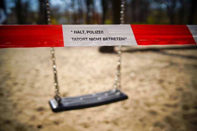 01.04.2020,Berlin,Deutschland,GER,die Stadt in Zeiten der Corona Pandemie. Spielplatz an der Luiseninsel im Großen Tiergarten.Sämtliche Spielplätze der Stadt sind bis auf weiteres geschlossen.Absperrband Halt Polizei Tatort nicht betreten.