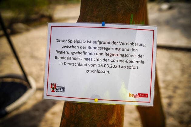 01.04.2020,Berlin,Deutschland,GER,die Stadt in Zeiten der Corona Pandemie. Spielplatz an der Luiseninsel im Großen Tiergarten.Sämtliche Spielplätze der Stadt sind bis auf weiteres geschlossen.