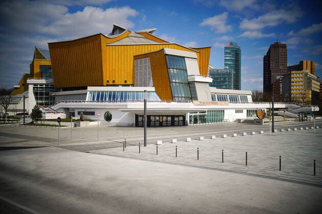 01.04.2020,Berlin,Deutschland,GER,die Stadt in Zeiten der Corona Pandemie.Berliner Philharmonie in der Herbert-von-Karajan-Straße 1 im Berliner Ortsteil Tiergarten.Bis auf weiteres sind sämtliche Veranstaltungen bedingt durch die Corona Pandemie abgesagt.