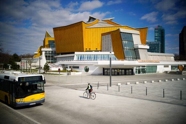 01.04.2020,Berlin,Deutschland,GER,die Stadt in Zeiten der Corona Pandemie.Berliner Philharmonie in der Herbert-von-Karajan-Straße 1 im Berliner Ortsteil Tiergarten.Bis auf weiteres sind sämtliche Veranstaltungen bedingt durch die Corona Pandemie abgesagt.BVG Autobus 200.Fahrradfahrer