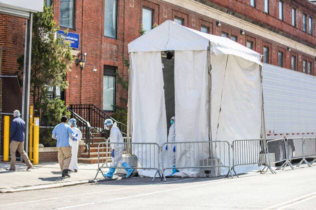 April 1, 2020, New York, NEW YORK, EUA: A refrigerated try with a frigurific truck is used as a morgue at The Brooklyn Hospital Center in the Brooklyn neighborhood of New York during the Coronovirus COVID-19 pandemic in the United States. New York EUA - ZUMAc233 47111728st Copyright: xVanessaxCarvalhox