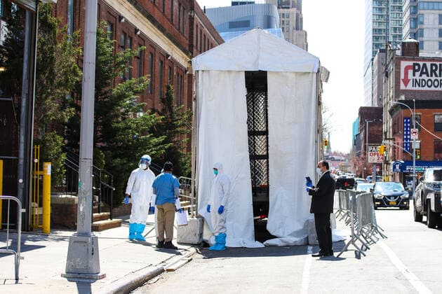 April 1, 2020, New York, NEW YORK, EUA: A refrigerated try with a frigurific truck is used as a morgue at The Brooklyn Hospital Center in the Brooklyn neighborhood of New York during the Coronovirus COVID-19 pandemic in the United States. New York EUA - ZUMAc233 47111735st Copyright: xVanessaxCarvalhox