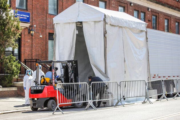 April 1, 2020, New York, NEW YORK, EUA: A refrigerated try with a frigurific truck is used as a morgue at The Brooklyn Hospital Center in the Brooklyn neighborhood of New York during the Coronovirus COVID-19 pandemic in the United States. New York EUA - ZUMAc233 47111743st Copyright: xVanessaxCarvalhox