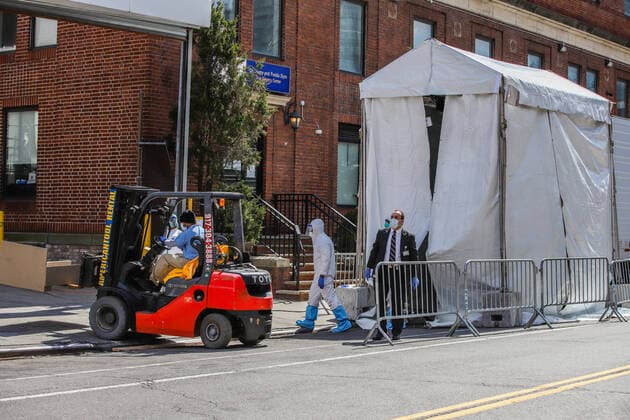 April 1, 2020, New York, NEW YORK, EUA: A refrigerated try with a frigurific truck is used as a morgue at The Brooklyn Hospital Center in the Brooklyn neighborhood of New York during the Coronovirus COVID-19 pandemic in the United States. New York EUA - ZUMAc233 47111755st Copyright: xVanessaxCarvalhox