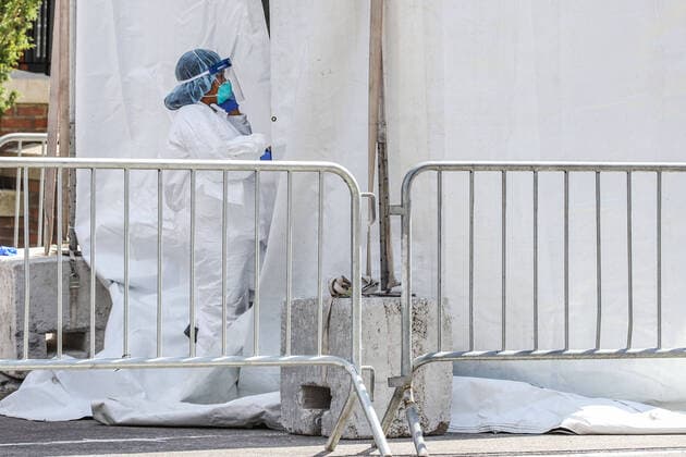 April 1, 2020, New York, NEW YORK, EUA: A refrigerated try with a frigurific truck is used as a morgue at The Brooklyn Hospital Center in the Brooklyn neighborhood of New York during the Coronovirus COVID-19 pandemic in the United States. New York EUA - ZUMAc233 47111761st Copyright: xVanessaxCarvalhox