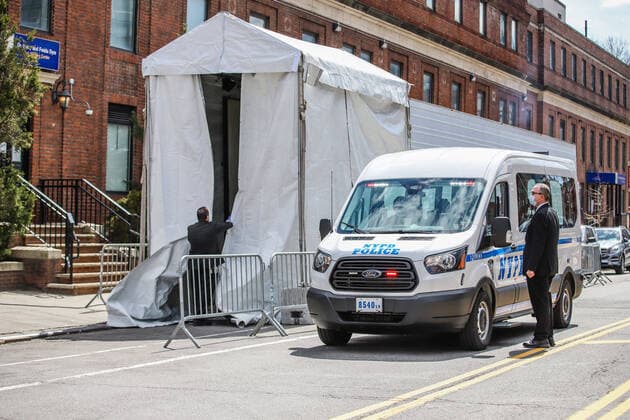 April 1, 2020, New York, NEW YORK, EUA: A refrigerated try with a frigurific truck is used as a morgue at The Brooklyn Hospital Center in the Brooklyn neighborhood of New York during the Coronovirus COVID-19 pandemic in the United States. New York EUA - ZUMAc233 47111773st Copyright: xVanessaxCarvalhox