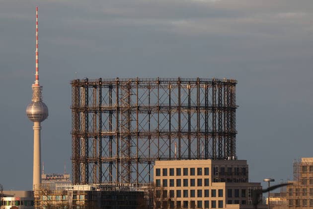 01.04.2020, Berlin, GER - Blick auf den Gasometer Schoeneberg und den Berliner Fernsehturm. (Alltag, aussen, Aussenaufnahme, Automobile, Autos, Autoverkehr, Berlin, deutsch, Deutschland, Europa, europaeisch, Fahrzeuge, Fruehjahr, Fruehling, Funkanlage, Gasometer, Gasometer Schoeneberg, Gebaeude, Gesellschaft, Individualverkehr, Jahreszeit, PKW, QF, Querformat, Sehenswuerdigkeiten, Stadt, Stadtansicht, Stadtlandschaft, Strasse, Strassenszene, Strassenverkehr, Westeuropa, Wirtschaft) 200401D017BERLIN.JPG