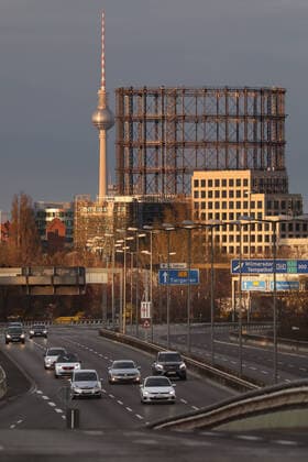 01.04.2020, Berlin, GER - Blick auf den Gasometer Schoeneberg und den Berliner Fernsehturm. (A 103, A103, Alltag, aussen, Aussenaufnahme, Autobahn, Automobile, Autos, Autoverkehr, BAB 103, Berlin, Bundesautobahn, deutsch, Deutschland, Europa, europaeisch, Fahrbahn, Fahrzeuge, Fruehjahr, Fruehling, Funkanlage, Gasometer, Gasometer Schoeneberg, Gebaeude, Gesellschaft, HF, Hochformat, Individualverkehr, Jahreszeit, Kfz, Kraftfahrzeuge, Personenkraftwagen, PKW, Sehenswuerdigkeiten, Stadt, Stadtansicht, Stadtautobahn, Stadtlandschaft, Stadtverkehr, Strasse, Strassenszene, Strassenverkehr, Westeuropa, Wirtschaft) 200401D023BERLIN.JPG