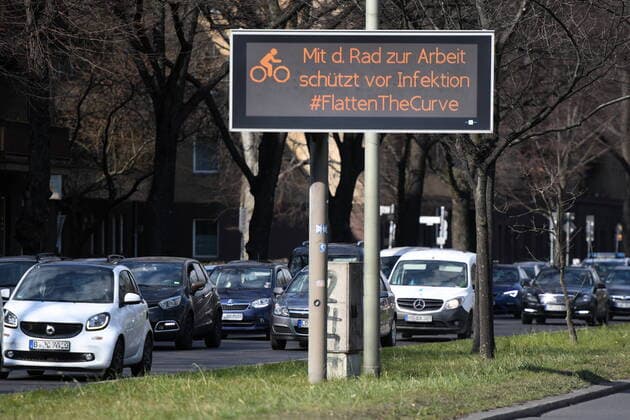 Ein Display am Tempelhofer Damm weist auf Berlinweite Kontaktbeschränkungen wegen des Corona-Virusses hin und darauf, mit dem Fahrrad zur Arbeit zu fahren. Berlinweite Kontaktbeschränkungen wegen Corona