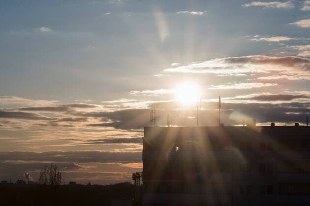 Coronavirus, Eindrücke aus Berlin Deutschland, Berlin - 01.04.2020: Im Bild ist der Sonnenuntergang hinter einem Plattenbau zu sehen. Berlin Berlin Deutschland