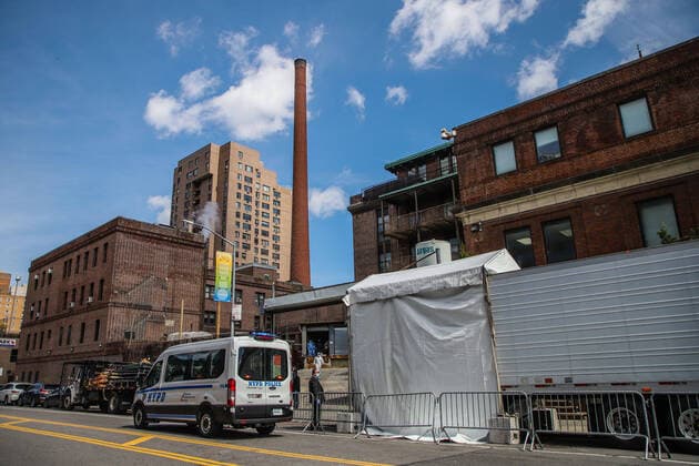 April 1, 2020, New York, NEW YORK, EUA: A refrigerated try with a frigurific truck is used as a morgue at The Brooklyn Hospital Center in the Brooklyn neighborhood of New York during the Coronovirus COVID-19 pandemic in the United States. New York EUA - ZUMAc233 20200401_zsp_c233_040 Copyright: xVanessaxCarvalhox