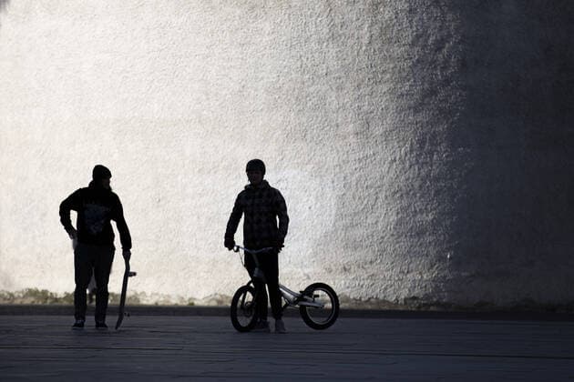 Ein BMX-Fahrer und ein Skateboarder, aufgenommen in Goerlitz, 01.04.2020. Aufgrund des Coronaviruses gibt es in Sachsen erhebliche Ausgangsbeschraenkungen. Goerlitz Deutschland