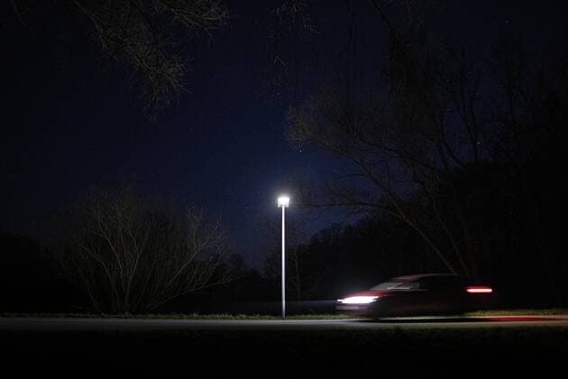 IMAGO Creative: Gesellschaft, Mobilität auf dem Land Eine Strassenlaterne leuchtet an einem Waldstueck in Jaenkendorf, 01.04.2020. Jaenkendorf Deutschland *** A street lamp shines at a wooded area in Jaenkendorf, 01 04 2020 Jaenkendorf Germany Copyright: xFlorianxGaertner photothek.netx