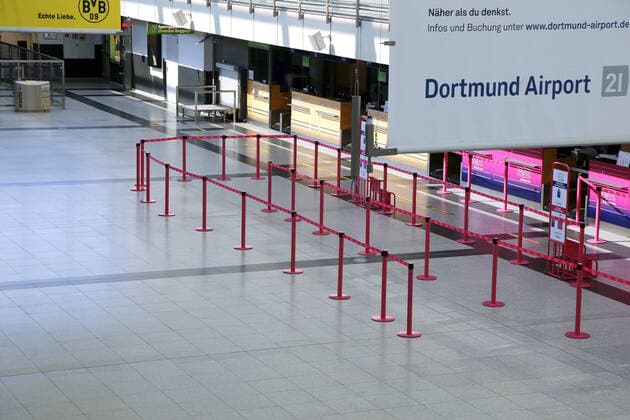 01.04..2020 Dortmund Die Coronakrise verschärft sich. Die Bundes- und Landesregierungen erlassen umfasssenden Richtlinien. In allen Lebensbereichen erleben auch die Dortmunder Bürger starke Einschränkungen.. Im Terminal am Flughafen Dortmund herrscht gähnende Leere. Alle Flüge auf der Anzeigetafel sind gestrichen. Es finden nur noch ganz vereinzelt Flüge statt.