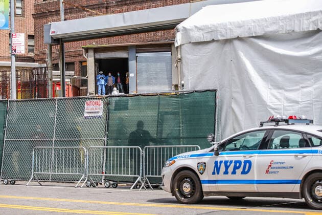 April 1, 2020, New York, NEW YORK, EUA: A refrigerated try with a frigurific truck is used as a morgue at The Brooklyn Hospital Center in the Brooklyn neighborhood of New York during the Coronovirus COVID-19 pandemic in the United States. New York EUA - ZUMAc233 20200401_zsp_c233_045 Copyright: xVanessaxCarvalhox