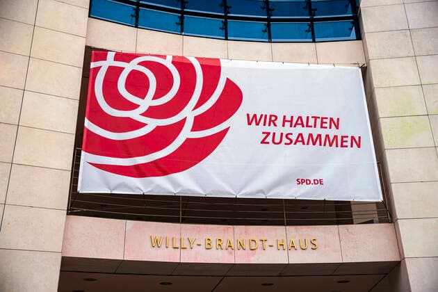 Banner Wir halten zusammen auf der Fassade des Willy-Brandt-Hauses in Berlin am 1. April 2020. Um die Verbreitung des Coronavirus (SARS-CoV-2) zu verlangsamen beschlossen Bund und Laender weitere Restriktionen. Nachdem Museen, Theatern, Sportveranstaltungen usw verboten wurden sind seit einigen Tagen weitere verschaerfte Massnahmen in Kraft getreten wie z.B. Verbot von Versammlungen in der Oeffentlichkeit mit mehr als zwei Personen, Einhaltung von Mindestabstand zwischen Personen und Schliessung von Gastronomiebetrieben mit Ausnahme von Abholung und Lieferung. Coronavirus in Berlin