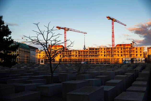 Sonnenuntergang beim leeren Denkmal fuer die ermordeten Judn in Berlin am 1. April 2020. Um die Verbreitung des Coronavirus (SARS-CoV-2) zu verlangsamen beschlossen Bund und Laender weitere Restriktionen. Nachdem Museen, Theatern, Sportveranstaltungen usw verboten wurden sind seit einigen Tagen weitere verschaerfte Massnahmen in Kraft getreten wie z.B. Verbot von Versammlungen in der Oeffentlichkeit mit mehr als zwei Personen, Einhaltung von Mindestabstand zwischen Personen und Schliessung von Gastronomiebetrieben mit Ausnahme von Abholung und Lieferung. Coronavirus in Berlin