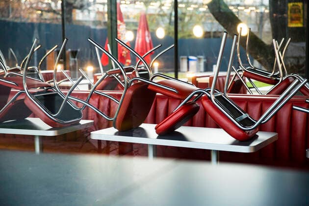 News Bilder des Tages Hochgezogene Stuehle in einem geschlossenen Burger King in Berlin am 1. April 2020. Um die Verbreitung des Coronavirus (SARS-CoV-2) zu verlangsamen beschlossen Bund und Laender weitere Restriktionen. Nachdem Museen, Theatern, Sportveranstaltungen usw verboten wurden sind seit einigen Tagen weitere verschaerfte Massnahmen in Kraft getreten wie z.B. Verbot von Versammlungen in der Oeffentlichkeit mit mehr als zwei Personen, Einhaltung von Mindestabstand zwischen Personen und Schliessung von Gastronomiebetrieben mit Ausnahme vn Abholung und Lieferung. Oeffentliches Leber weiter in Berlin wegen Coronavirus eingeschraenkt