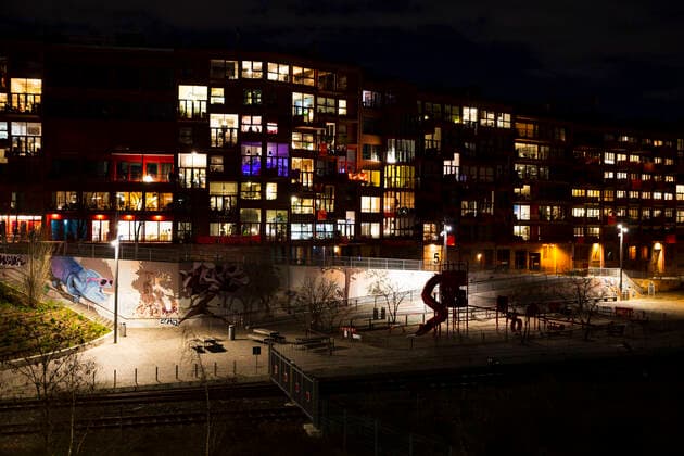 Beleuchtete Fenster in einem Wohnkomplex in Schoeneberg in Berlin Schoeneberg am 1. April 2020. Um die Verbreitung des Coronavirus (SARS-CoV-2) zu verlangsamen beschlossen Bund und Laender weitere Restriktionen. Nachdem Museen, Theatern, Sportveranstaltungen usw verboten wurden sind seit einigen Tagen weitere verschaerfte Massnahmen in Kraft getreten wie z.B. Verbot von Versammlungen in der Oeffentlichkeit mit mehr als zwei Personen, Einhaltung von Mindestabstand zwischen Personen und Schliessung von Gastronomiebetrieben mit Ausnahme von Abholung und Lieferung. Coronavirus in Berlin