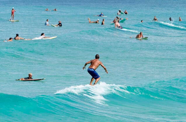 AUSTRALIA CORONAVIRUS COVID-19, Surfers enjoy conditions at Kirra on the Gold Coast, Thursday, April 2, 2020. Exercise is one of only eight essential reasons residents in Queensland are allowed to leave their home, as part of the Queensland Governments battle against COVID-19. ( NO ARCHIVING, EDITORIAL USE ONLY, NO USE IN BOOKS WITHOUT CONSENT GOLD COAST QLD AUSTRALIA  Copyright: xDAVExHUNTx 20200402001461348024