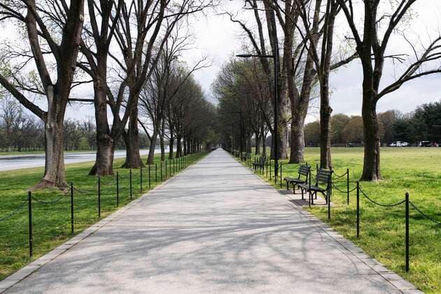(200402) -- WASHINGTON D.C., April 2, 2020 -- An empty street is seen near the Lincoln Memorial during the outbreak of COVID-19 in Washington D.C., the United States, April 1, 2020. The United States became the first nation with more than 200,000 COVID-19 infections on Wednesday, according to a new tally from Johns Hopkins University. ) U.S.-WASHINGTON D.C.-COVID-19 LiuxJie 