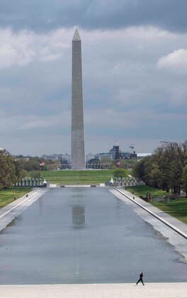 (200402) -- WASHINGTON D.C., April 2, 2020 -- A man jogs near the Washington Monument during the outbreak of COVID-19 in Washington D.C., the United States, April 1, 2020. The United States became the first nation with more than 200,000 COVID-19 infections on Wednesday, according to a new tally from Johns Hopkins University. ) U.S.-WASHINGTON D.C.-COVID-19 LiuxJie 