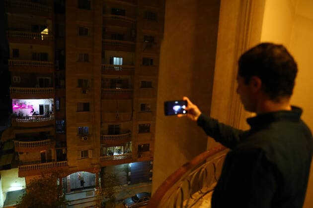 News Bilder des Tages (200402) -- CAIRO, April 2, 2020 -- An audience takes photos of the balcony concert in Cairo, Egypt on March 31, 2020. Every night, Egyptian violinist Mohammed Adel gives a live concert from his balcony to entertain his neighbors during a coronavirus-caused nationwide nighttime curfew. TO GO WITH: Feature: Egyptian violinist s balcony performances amuse neighbors during nighttime curfew ) EGYPT-CAIRO-CURFEW-BALCONY CONCERT AhmedxGomaa 