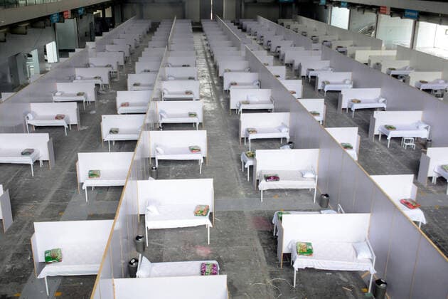 News Bilder des Tages (200402) -- LAHORE, April 2, 2020 (Xinhua) -- Photo taken on April 1, 2020 shows an isolation facility for COVID-19 patients being set up at the Expo Center in eastern Pakistan s Lahore. The total number of confirmed cases of COVID-19 in Pakistan has risen to 2,071, with 26 deaths reported across the country, according to the latest data from the country s health ministry released Wednesday. (Photo by Sajjad Xinhua) PAKISTAN-LAHORE-COVID-19-TEMPORARY HOSPITAL 