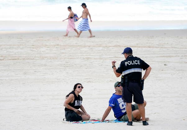 News Bilder des Tages AUSTRALIA CORONAVIRUS COVID-19, A policeman speaks with sunbathers on Surfers Paradise Beach on the Gold Coast, Thursday, April 2, 2020. Exercise is one of only eight essential reasons residents in Queensland are allowed to leave their home, as part of the Queensland Governments battle against COVID-19. ( NO ARCHIVING, EDITORIAL USE ONLY, NO USE IN BOOKS WITHOUT CONSENT GOLD COAST QLD AUSTRALIA  Copyright: xDAVExHUNTx 20200402001461367797
