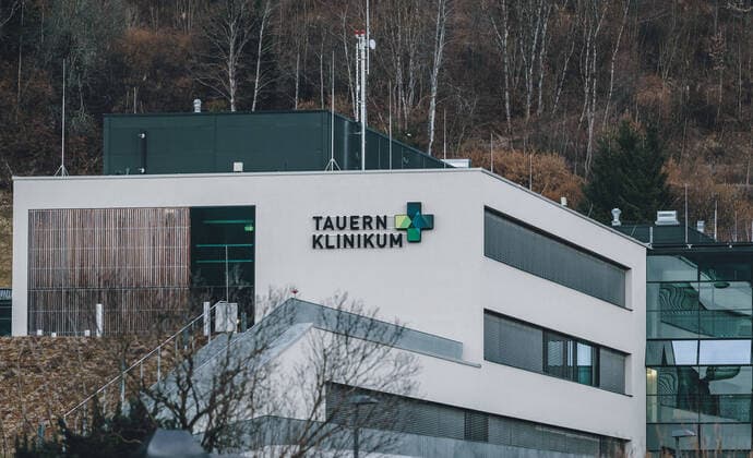 Zell am See 19.03.2020, Zell am See, AUT, taegliches Leben mit dem Coronavirus, im Bild das Krankenhaus das Tauern Klinikum in Zell am See. Fuer ganz Oesterreich wurde eine Ausgangsbeschraenkung der Bundesregierung ausgesprochen the hospital Tauern Klinikum in Zell am See. The Austrian government is pursuing aggressive measures in an effort to slow the ongoing spread of the coronavirus, Zell am See, Austria on 2020 03 19.