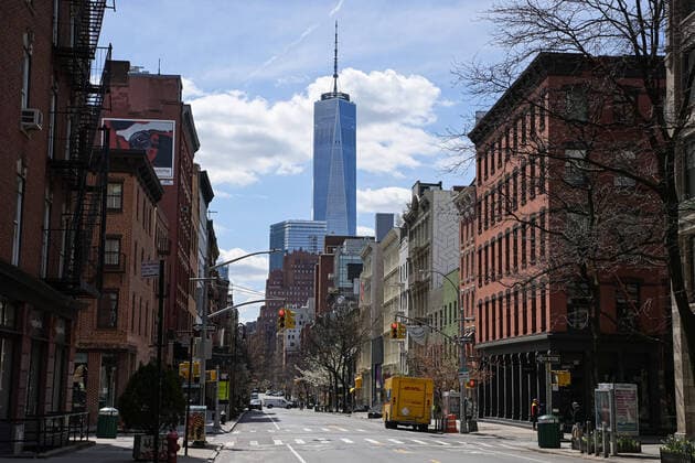 200401 Empty streets on West Broadway as the coronavirus, COVID-19, outbreak continues on April 1, 2020 in New York, NY, USA. Across the city businesses, schools and places of work have been shutting down, leading to empty streets and quiet neighborhoods. Photo: Joel Marklund BILDBYRAN kod JM 88128 bbeng coronavirus covid-19 virus corona sjukdom One World Trade Center Copyright: JOELxMARKLUND 47112301st