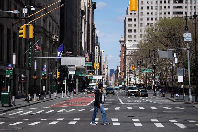 200401 General view of Broadway St as the coronavirus, COVID-19, outbreak continues on April 1, 2020 in New York, NY, USA. Across the city businesses, schools and places of work have been shutting down, leading to empty streets and quiet neighborhoods. Photo: Joel Marklund BILDBYRAN kod JM 88128 bbeng coronavirus covid-19 virus corona sjukdom Copyright: JOELxMARKLUND 47112315st