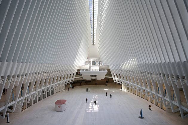 200401 People walking inside The Oculus as the coronavirus, COVID-19, outbreak continues on April 1, 2020 in New York, NY, USA. Across the city businesses, schools and places of work have been shutting down, leading to empty streets and quiet neighborhoods. Photo: Joel Marklund BILDBYRAN kod JM 88128 bbeng coronavirus covid-19 virus corona sjukdom Copyright: JOELxMARKLUND 47112317st